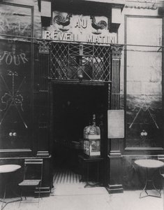 Au Réveil Matin, rue Amelot, 11th Arrondissement, Paříž od Eugène Atget