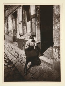 La Villette, veřejná dívka, která hlídá, 19. dubna 1921 (La Villette, Streetwalker čeká na klienta, 19. obvod, duben 1921) od Eugène Atget