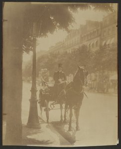 [Čekající kočár] od Eugène Atget