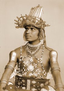 Portrét srílanského tanečníka s vyraženou stříbrnou helmou, kolem roku 1890