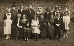 Skupinový portrét mladých lidí v kostýmu (černobílá fotografie) od European Photographer