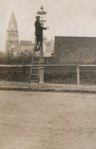 Muž po žebříku připevňující pouliční lampu (černobílá fotografie) od European Photographer