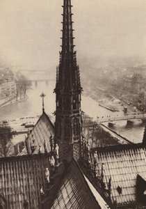 Paříž: La fleche de Notre-Dame vue des tours; Věž Notre-Dame z pohledu od věží (čb foto) od European Photographer
