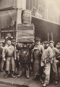Paříž: Les Forts de la Halle; nosiči na centrálním trhu (čb fotografie) od European Photographer