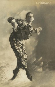 Pierrot hrající na loutnu (čb fotografie) od European Photographer