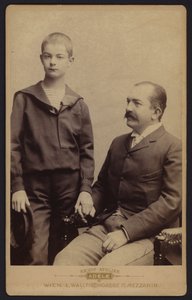 Portrét srbského krále Milana Obrenoviče se synem Alexandrem (č/b foto) od European Photographer