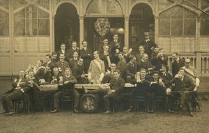 Portrét skupiny mužů, možná šermířský klub (čb foto) od European Photographer
