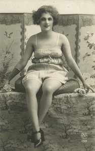 Portrét sedící ženy ve spodním prádle (černobílá fotografie)