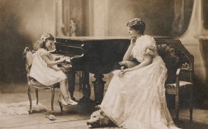 Portrét ženy pozorující mladou dívku hrající na klavír (čb fotografie) od European Photographer