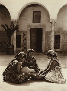 Tunis, Skupina žen v arabském domě (čb fotografie) od European Photographer