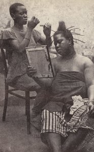 Žena ze západní Afriky si nechává upravovat vlasy (černobílá fotografie) od European Photographer