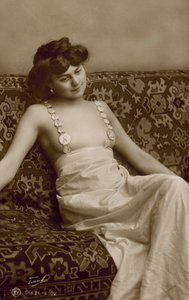 Žena v riskantních šatech (černobílá fotografie) od European Photographer
