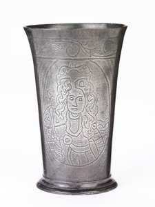 Pamětní cínová kádinka s rýhovanými portréty Viléma III. a Marie II., kolem 1689-94 (cín)