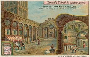 Diokleciánův palác ve Splitu v Chorvatsku s detailem kolonády a jižní mořské brány (chromolit) od European School