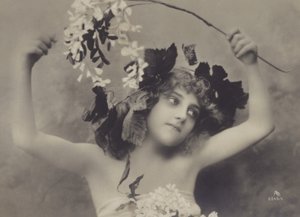 Dívka s věncem z vinné révy (č/b fotografie) od European School