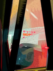 Nápis Rivera Motel při pohledu z auta za deštivé noci (digitální umění) od Evan Sklar
