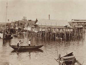 Rybářské domy na hromadách nad vodou, Singapur (černobílá fotografie) od Ewing Galloway