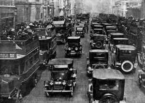 Provoz na 5. Avenue při pohledu z kontrolní věže, New York City, USA, c1930.
