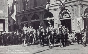 Album "Duce": Benito Mussolini na koni pochodující ulicemi Ferrary (černobílá fotografie) od F. Caponetti