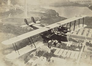 [Letící letadlo nad Washingtonem D.C.] od Fedele Azari