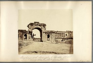 Brána vedoucí do rezidence, Lucknow od Felice Beato