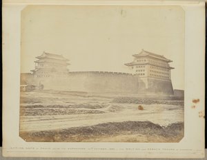 [Antingská brána Pekingu po kapitulaci - 21. října 1860 - Britská a francouzská vojska v držení] od Felice Beato