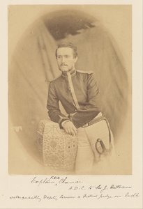 Kapitán F.E.A. Chamier, A.D.C. siru J. Outramovi, následně zástupci komisaře a okresního soudce v Oudhu od Felice Beato