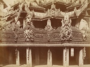 Carving in Balcony, Kyaung at Myingyan od Felice Beato