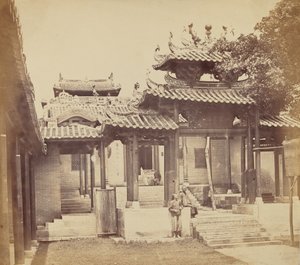 Vchod do chrámu pěti Genii, Kanton, duben 1860 od Felice Beato