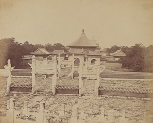 Interiér a oblouky Chrámu nebes, kde císař jednou ročně obětuje, v čínském městě Pekin, říjen 1860 od Felice Beato