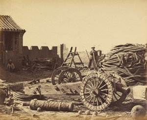 Interiér Pehtang ukazující časopis a dřevěnou zbraň, 1. srpna 1860 od Felice Beato