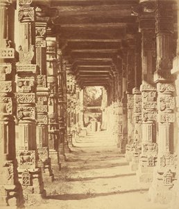 Interiér hinduistického chrámu v Cootubu v Dillí od Felice Beato