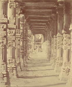 Interiér hinduistického chrámu v Kootubu od Felice Beato