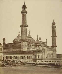 [Mešita uvnitř Emambary neboli hrobky Asafa-uda Dawlaha, která nyní slouží jako nemocnice, Lucknow] od Felice Beato