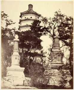 [Pagoda na kopci, - Letní palác, Yuen-Ming-Yuen, Peking] od Felice Beato