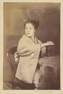 [Sedící Japonka držící u stolu album cartes-de-visite] od Felice Beato