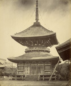Jednopatrová pagoda, svatyně Hachiman, Kamakura od Felice Beato