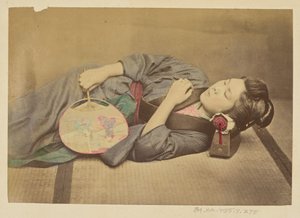 [Spící Japonka s vějířem v ruce] od Felice Beato