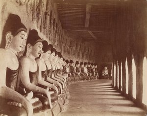 Čtyřicet devět Gautamas v Sagaing Temple od Felice Beato