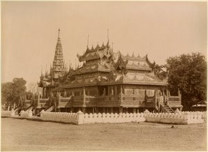 Nan-U Human-Se, Shwe-Kyaung v paláci v Mandalaji, Barma, konec 19. století (albumenový tisk) od Felice Beato