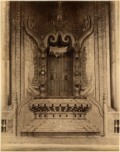 The-ha-thana neboli trůn lvů v Myei-nan neboli hlavní audienční sál v paláci Mandalay, Barma, konec 19. století (tisk alba) od Felice Beato
