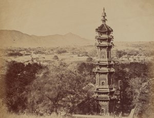 Pohled na Letní palác Yuen Min Yuen, Pekin, ukazuje pagodu před spálením, říjen 1860 od Felice Beato