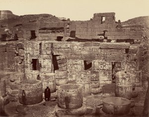 3. nádvoří Velkého chrámu v Medinet Habu neboli sloupů. Théby