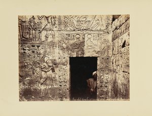 Egypt. Basreliéf ve druhém nádvoří napravo od chrámu Ramesse