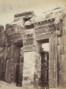 Vchod do Jupiterova chrámu nebo chrámu Slunce, v archeologické zóně Heliopolis nebo Baalbek, starověké syrské město, nyní Libanon od Félix Bonfils