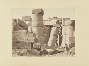 Karnak. Ruiny hypostylového sálu, pohled do interiéru, Egypt od Félix Bonfils