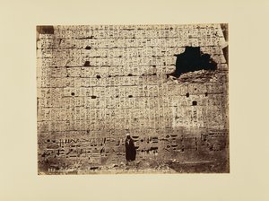 Medinet-Abou - Basreliéf vpravo na bráně Velkého chrámu od Félix Bonfils