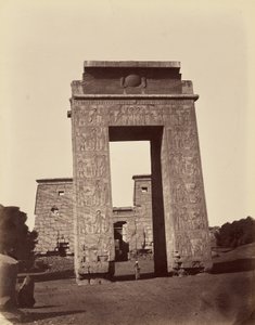 Propylon Ptolemaion a vstupní brána do malého chrámu [Karnak, Théby]
