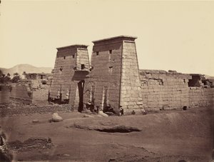 Celkový pohled na chrám Ramesse III., Karnak, Théby od Félix Bonfils