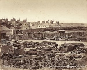 Dvůr pro stavební materiály, větrné mlýny jsou v pozadí, v Alexandrii, Egypt od Félix Bonfils